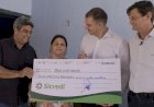 Moradora de Alto Boa Vista/MT é sorteada e recebe cheque da Sicredi Araxingu