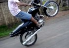 Menor empina moto na frente da PM, tenta fugir, mas é apreendido em Barra do Garças