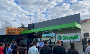 Moradores lotam agência da Sicredi Araxingu de Aruanã durante inauguração