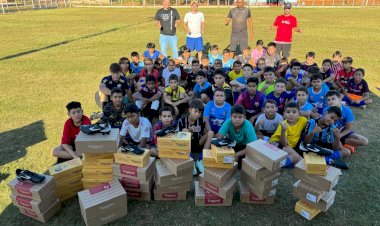 Prefeitura de Campinápolis entrega chuteiras aos atletas do Projeto Segundo Tempo