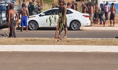 Indígenas protestam em frente ao destacamento da PM de Campinápolis e pedem a soltura de um indígena preso