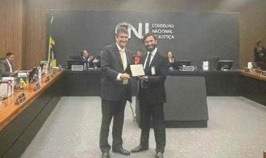 Juiz de Barra do Garças recebe prêmio por artigo de proteção às mulheres vítimas de violência