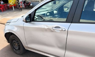 Motorista bate em carro estacionado e foge do local em Água Boa; vídeo