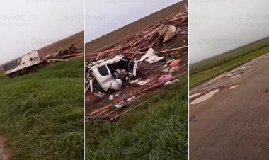 Carga de madeira se solta e mata casal esmagado em rodovia de MT