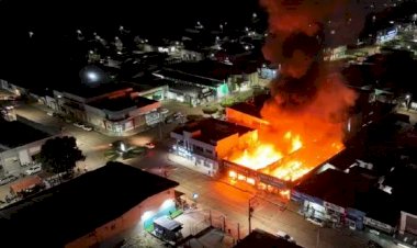 Incêndio de grandes proporções atinge lojas de calçados e variedades em Paranatinga