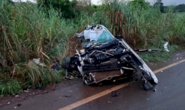 Dois adolescentes morrem após Corolla bater em carreta no interior de MT