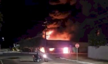 Incêndio destrói prédio comercial em Água Boa