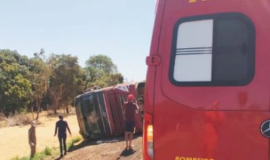 Bombeiros socorrem vítima de tombamento de carreta na BR-158 próximo a Água Boa