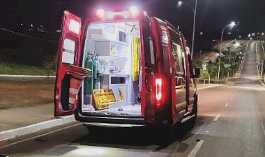 Motociclista sofre ferimentos graves após colisão com poste em Água Boa