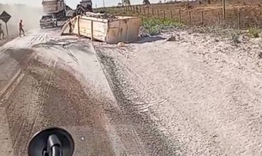 Carreta carregada com calcário tomba e interdita parcialmente a BR-158