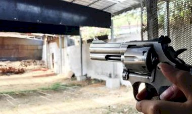 Adolescente é detido suspeito de matar o pai com tiros e facadas; mãe acobertou