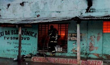 Incêndio destrói loja de eletrônicos em prédio antigo de Barra do Garças