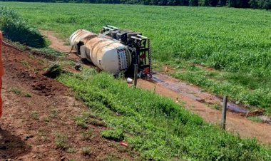 Carreta-tanque tomba na BR-158 e provoca vazamento de diesel próximo ao Rio Areões