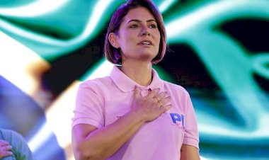 Carlos Bolsonaro declara apoio à candidatura de Michelle ao Senado; ela desconversa