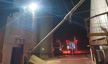 Bombeiros atuam por oito horas para conter incêndio em secador de grãos às margens da BR-070.