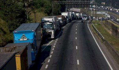 Caminhoneiros recuam, descartam greve nacional e vão se reunir com Boulos