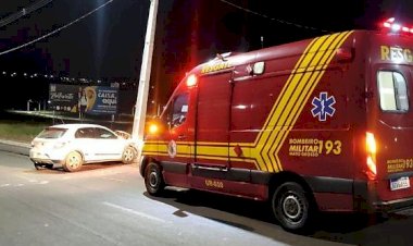 Bombeiros resgatam condutor após colisão contra poste em Água Boa
