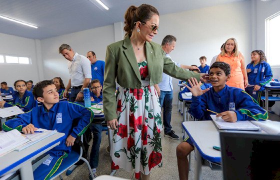 Virginia Mendes lamenta desperdício de uniformes escolares e defende a conscientização sobre o uso responsável dos recursos públicos