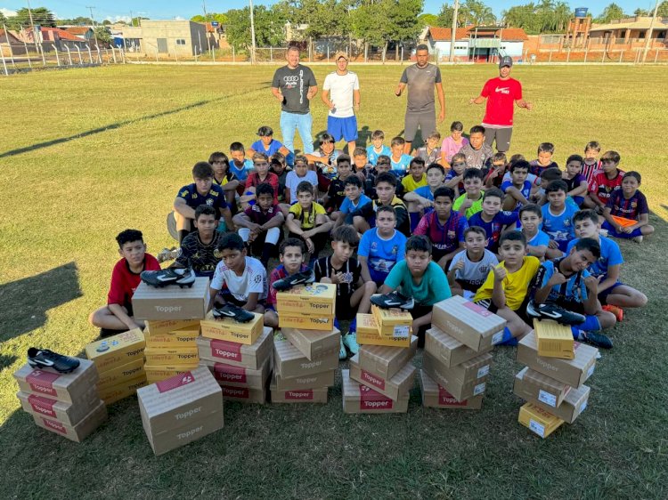 Prefeitura de Campinápolis entrega chuteiras aos atletas do Projeto Segundo Tempo