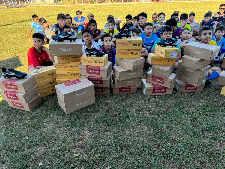 Prefeitura de Campinápolis entrega chuteiras aos atletas do Projeto Segundo Tempo