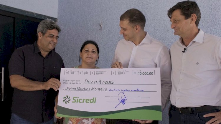 Moradora de Alto Boa Vista/MT é sorteada e recebe cheque da Sicredi Araxingu
