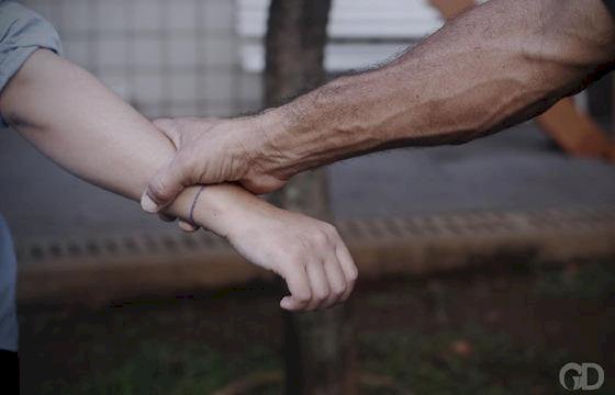 Homem é preso após torturar ex-esposa por 12 horas e tentar matá-la em Querência