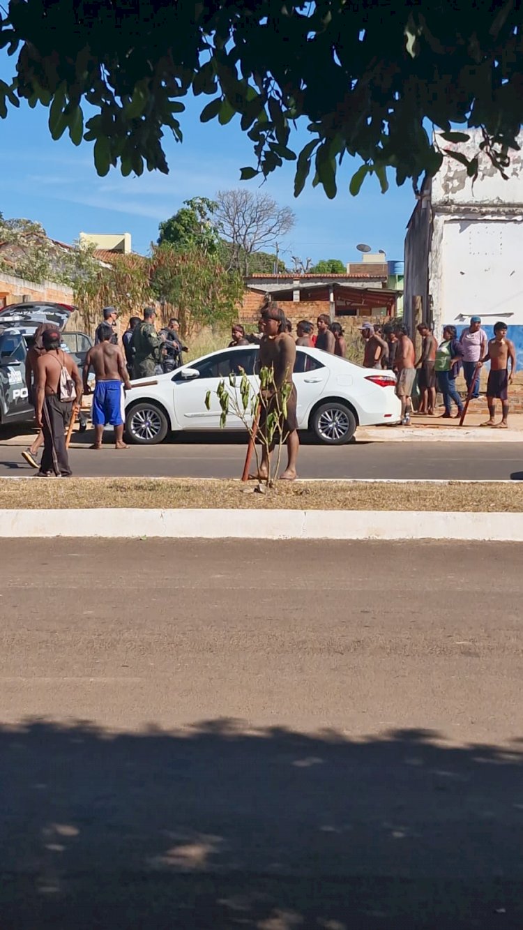 Indígenas protestam em frente ao destacamento da PM de Campinápolis e pedem a soltura de um indígena preso