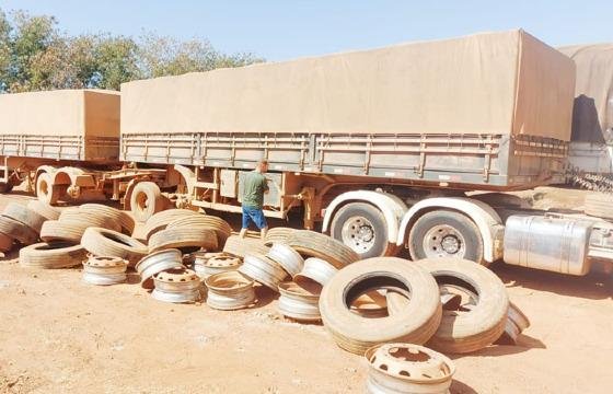 Polícia recupera semirreboque roubado com 40 toneladas de milho de pipoca