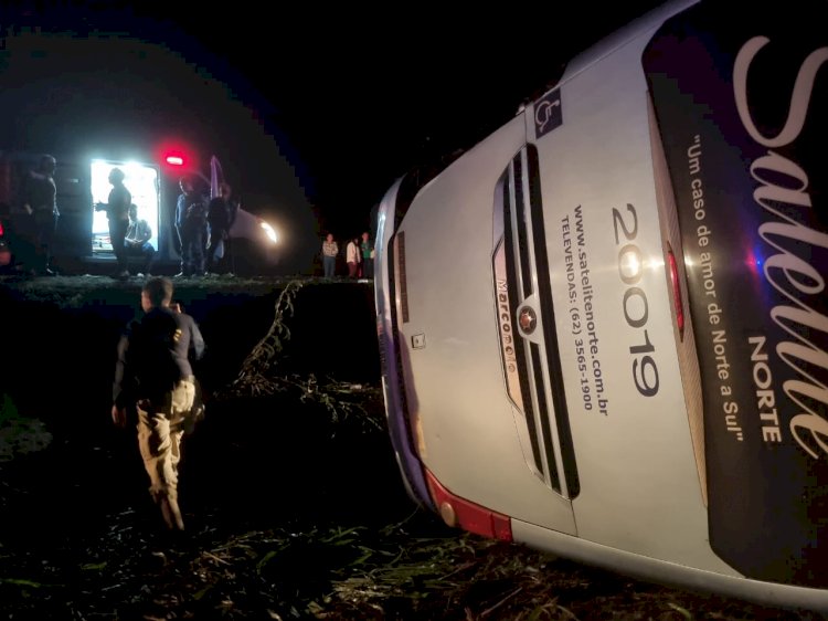 Acidente entre ônibus e caminhão mata duas crianças em Água Boa