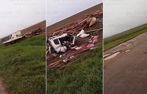 Carga de madeira se solta e mata casal esmagado em rodovia de MT