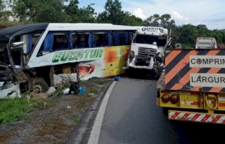 Policial Dezenove pessoas ficam feridas em batida entre ônibus e caminhão na BR-070