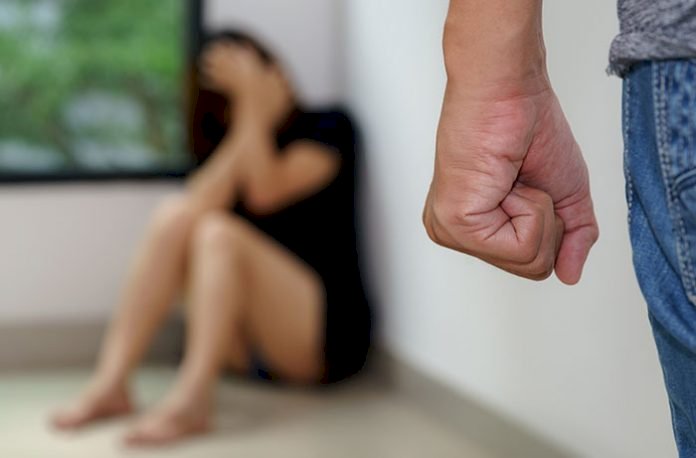 Homem foge com filhos pequenos após agredir e esfaquear esposa brutalmente