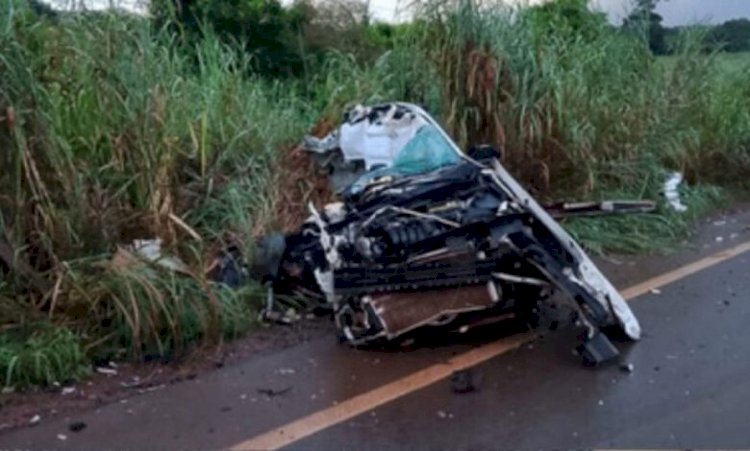 Dois adolescentes morrem após Corolla bater em carreta no interior de MT