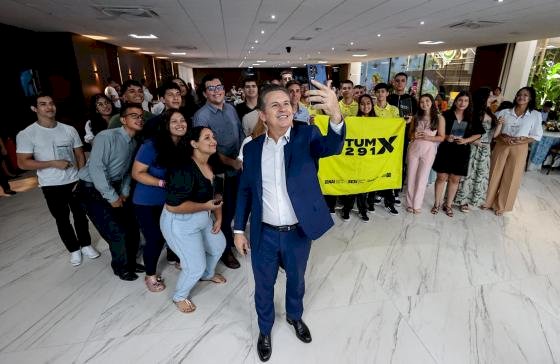 Governador homenageia estudantes destaques no Enem e no mundial de robótica