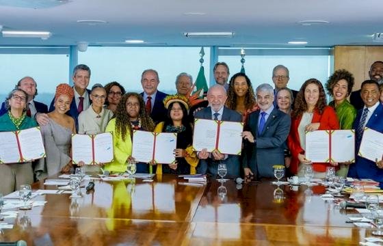 Presidente sanciona lei que reserva vagas no serviço público a indígenas, negros e quilombolas