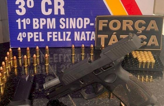 Força Tática prende homem com pistola e 52 munições dentro de caminhonete