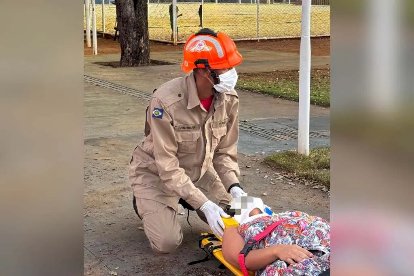 Mulher grávida é atropelada e socorrida pelos bombeiros em Água Boa