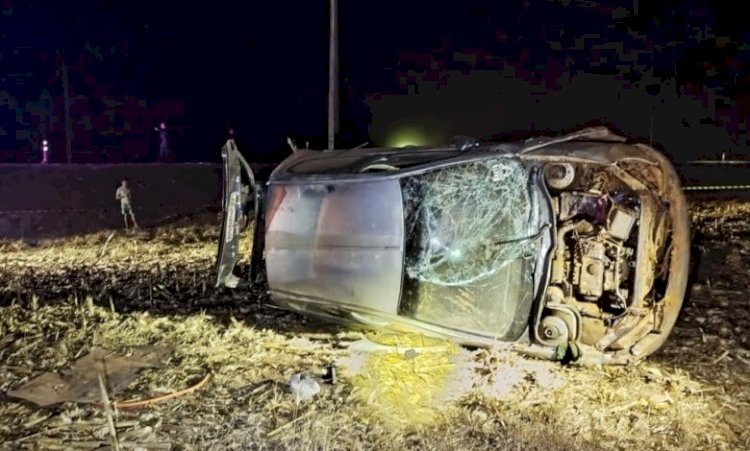 Carro capota e motorista tem crânio esmagado em acidente