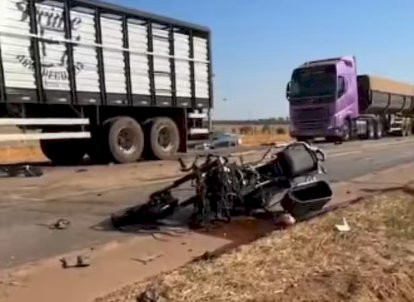 Duas pessoas morrem e outras 2 ficam feridas em acidente entre motos, carretas e carro em MT