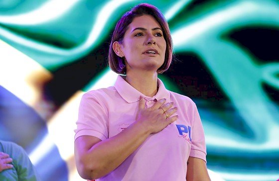 Carlos Bolsonaro declara apoio à candidatura de Michelle ao Senado; ela desconversa