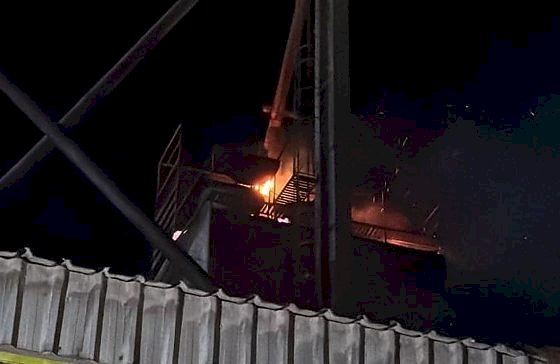 Bombeiros combatem incêndio em secador de grãos às margens da BR-070